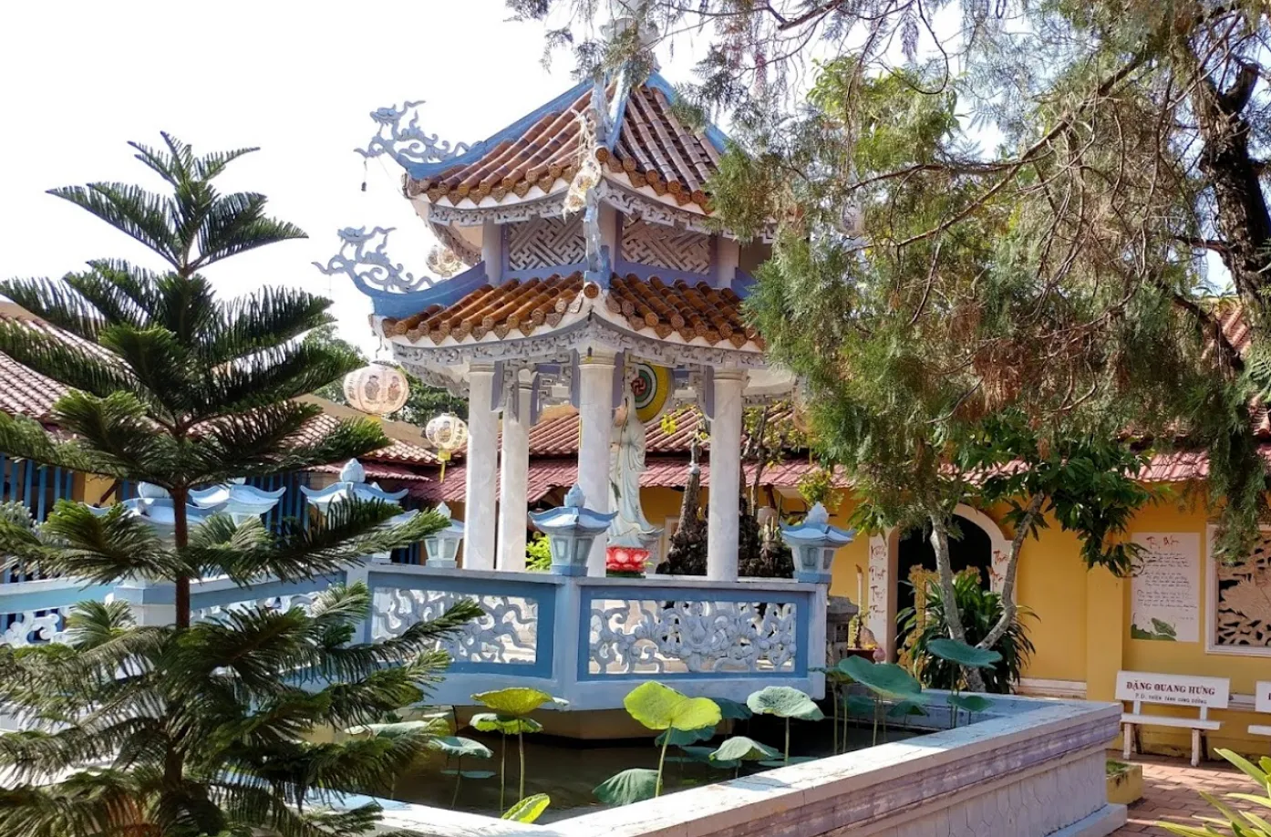 Tượng Quan Thế Nam Hải đang đứng trên một toà sen tại Chùa Sắc Tứ Tam Bảo