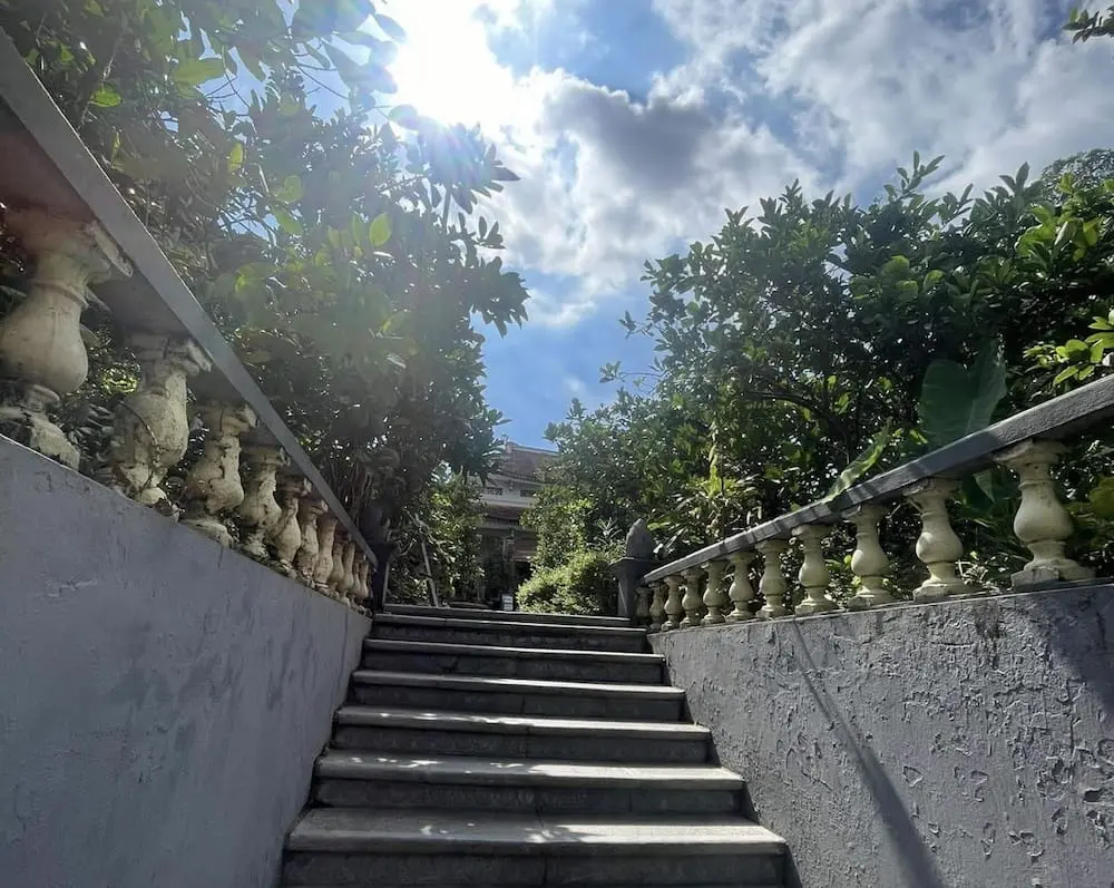 Bậc thang trong khuông viên Chùa Vĩnh Khánh