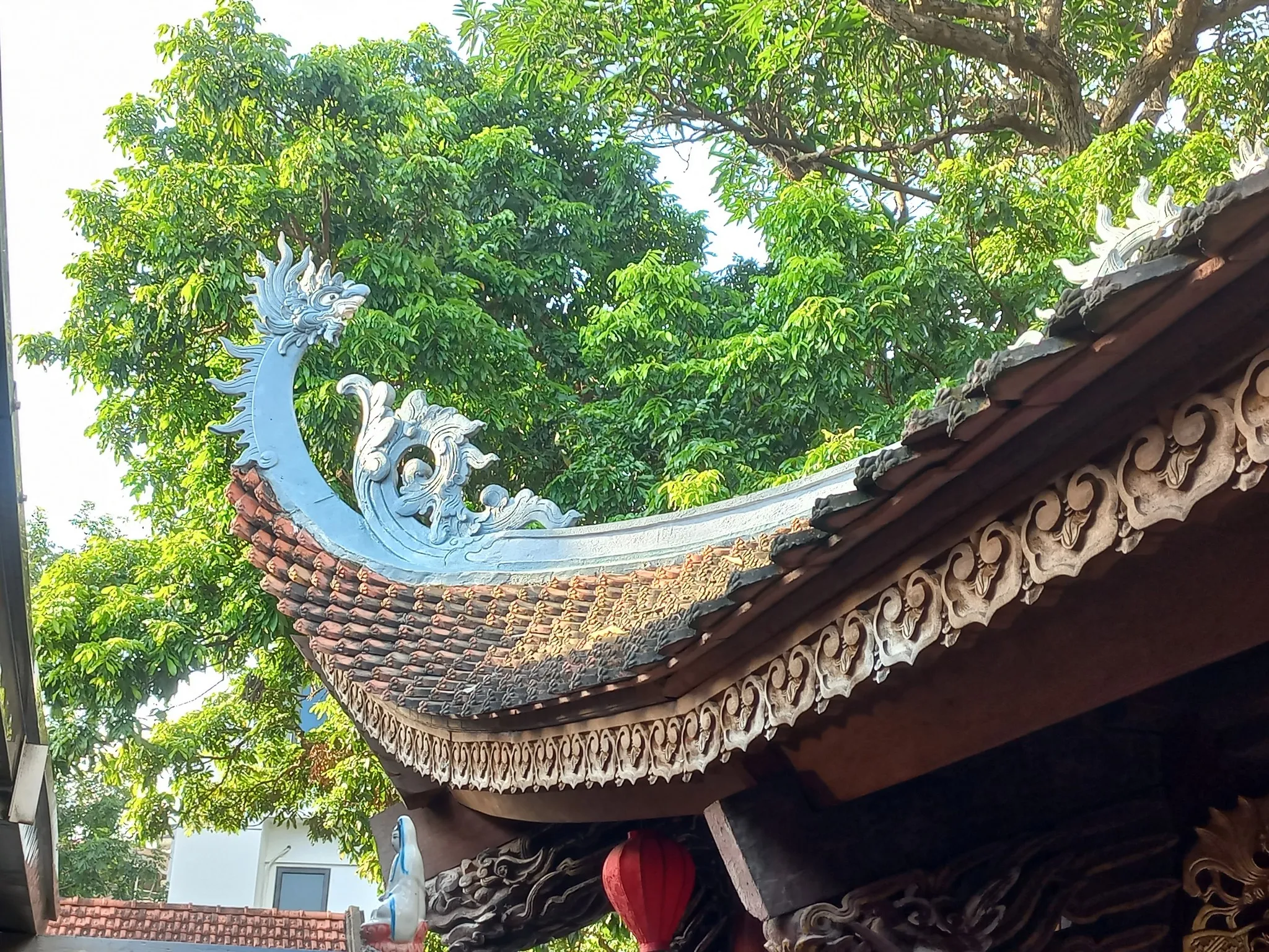 Mái đao bên phải Đình Sơn Đồng