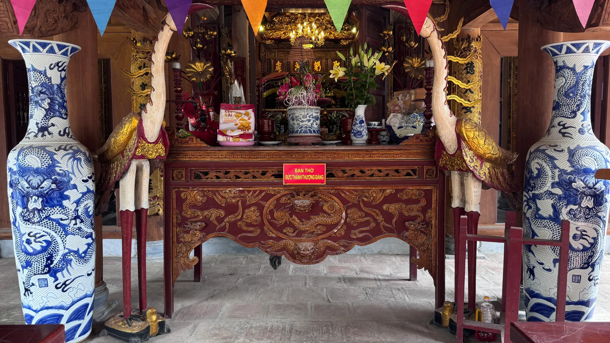 Ban thờ đức thánh thượng đẳng đình Kiều Mai