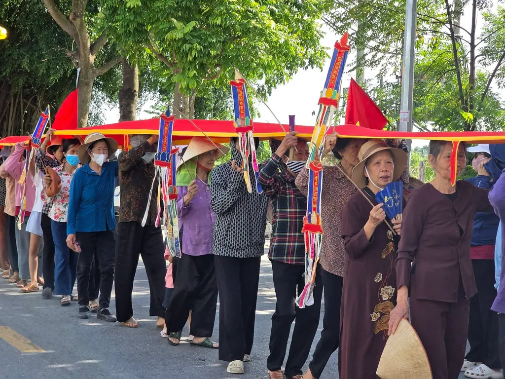 Tục lệ đội cầu rước Mẫu lên chùa bái Phật tại lễ hội đền Đồng Bào.