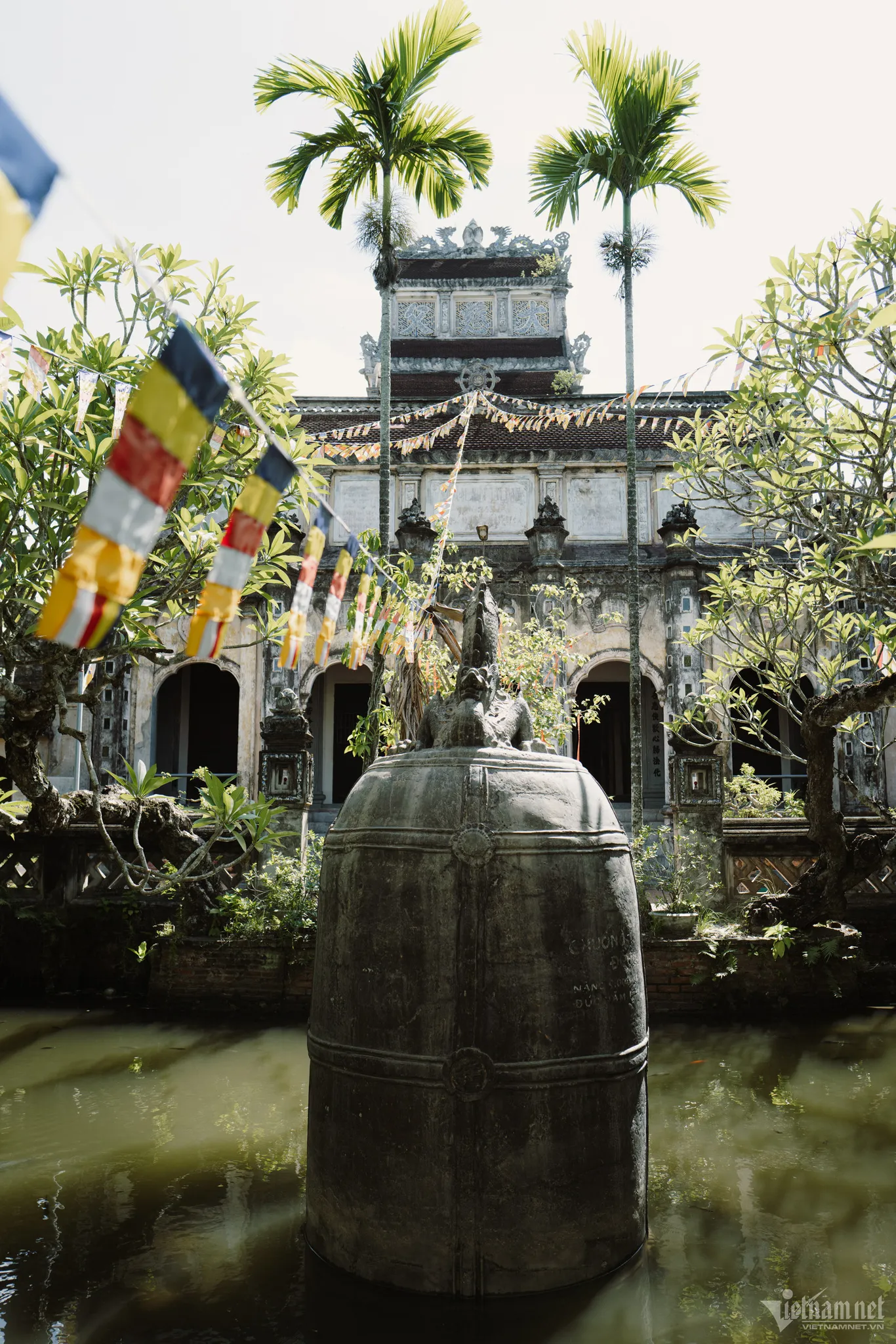 Chuông Đại Hồng Chung trong khuôn viên chùa Cổ Lễ