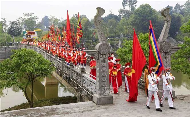 Đoàn hành lễ tại Lễ hội đền Quốc Tổ Lạc Long Quân