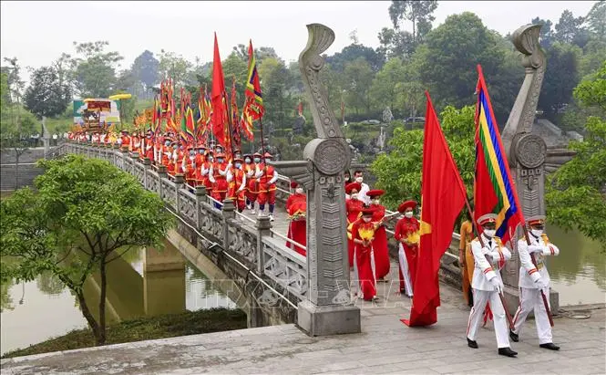 Đoàn hành lễ tại Lễ hội đền Quốc Tổ Lạc Long Quân