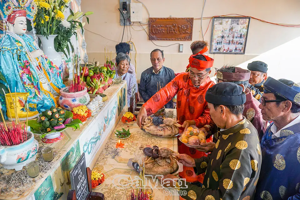 Nghi lễ dâng phẩm vật tại Lễ vía Bà Thủy Long