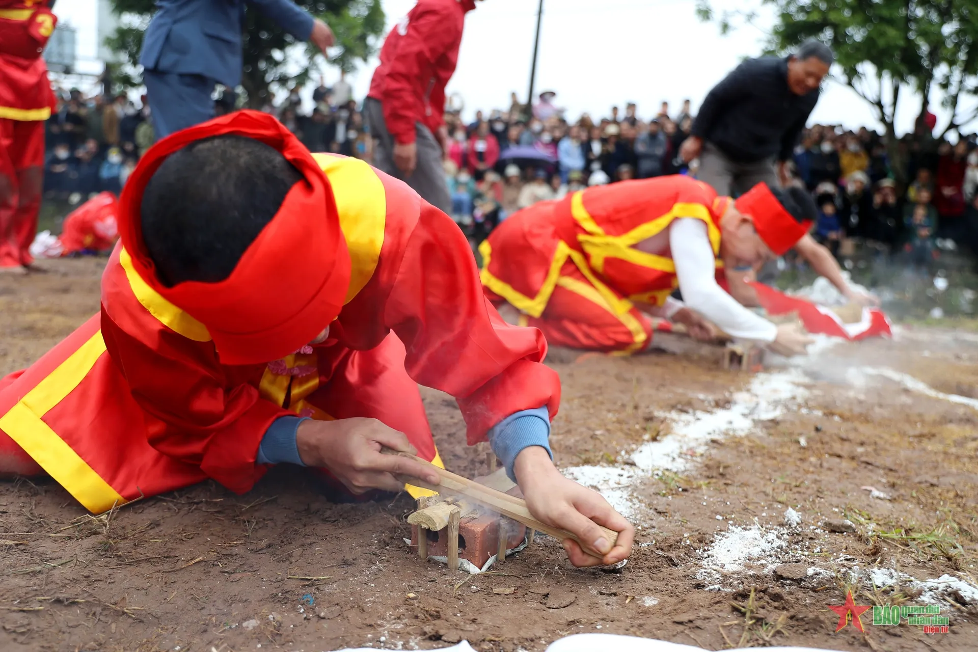 Phần thi địch hỏa tại Lễ hội chùa Ngọc Tiên