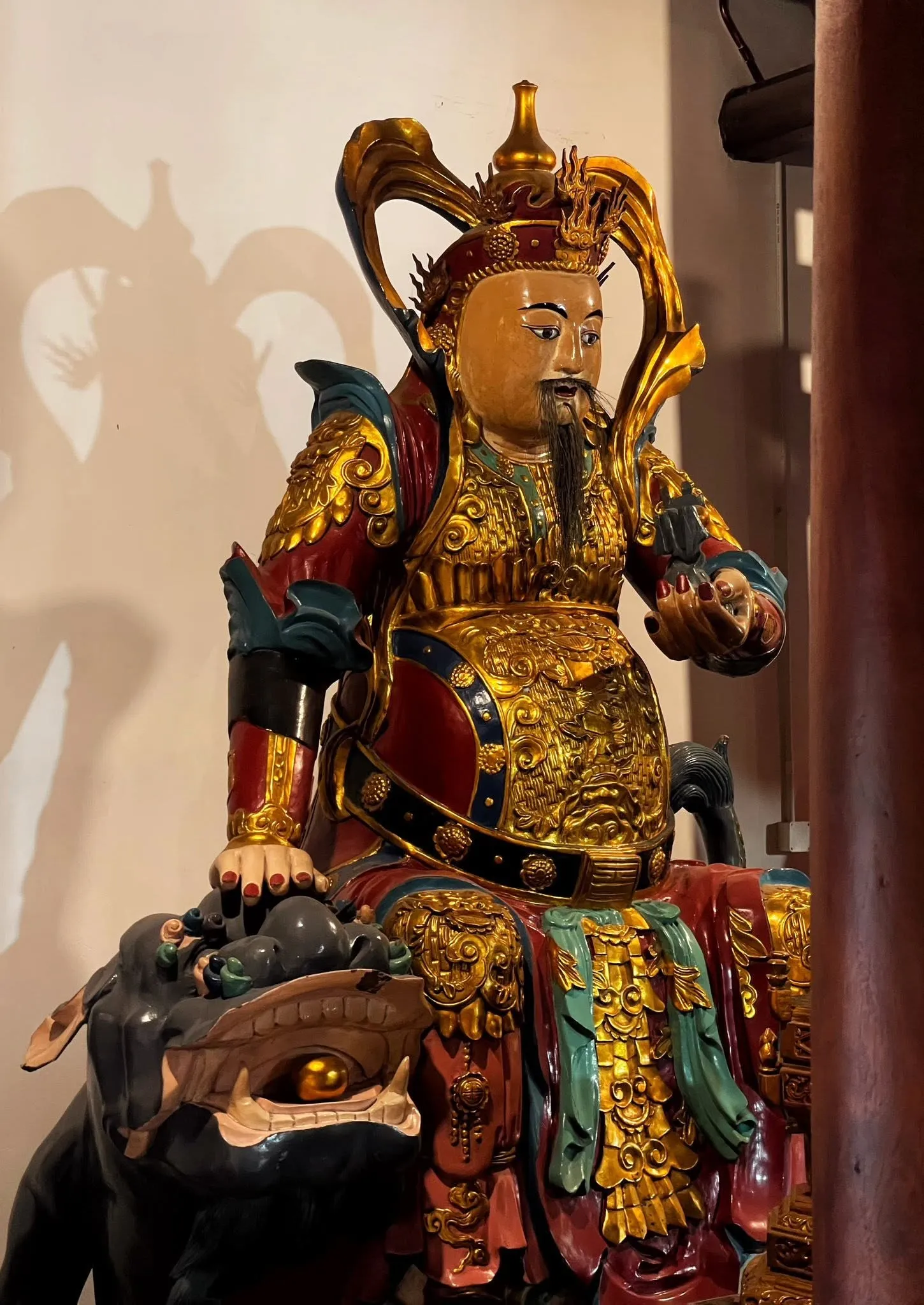 Một pho tượng bên trong chùa Ông (Bản Tịch tự)