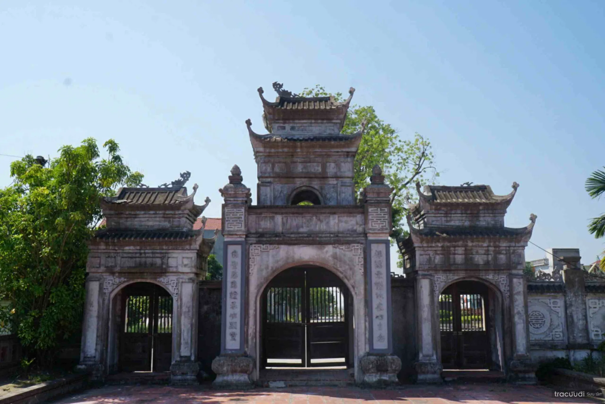 Công tam quan Đình Đầu