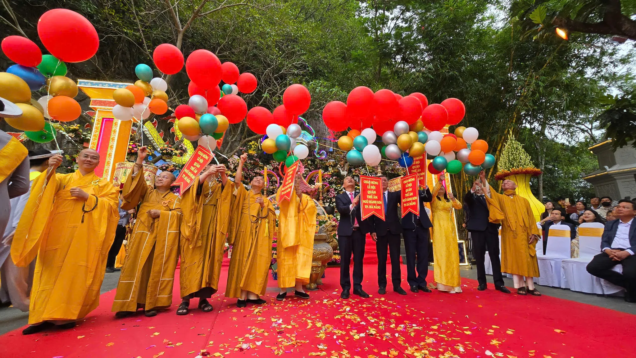Nghi lễ thả bóng bay cầu nguyện hòa bình tại Lễ hội Quán Thế Âm