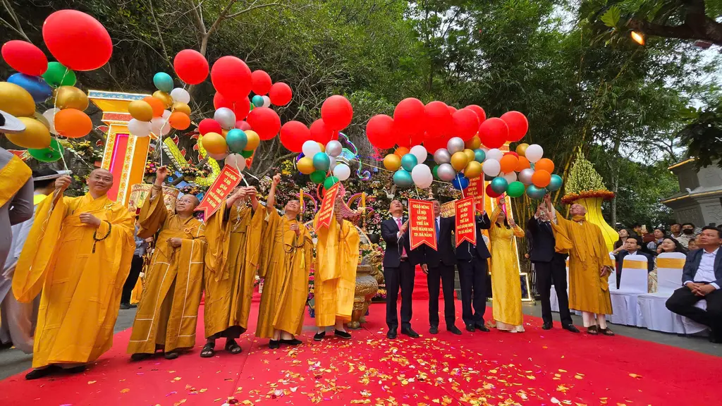 Nghi lễ thả bóng bay cầu nguyện hòa bình tại Lễ hội Quán Thế Âm