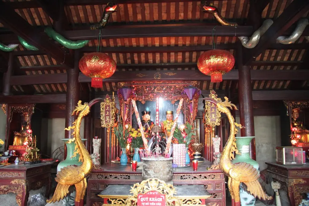 Bên trong Đền Cờn
