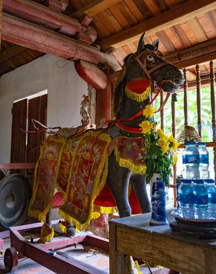 Ông ngựa bằng đồng từ thời xa xưa nay vẫn còn nguyên vẹn tại chùa Ông (Bản Tịch tự)