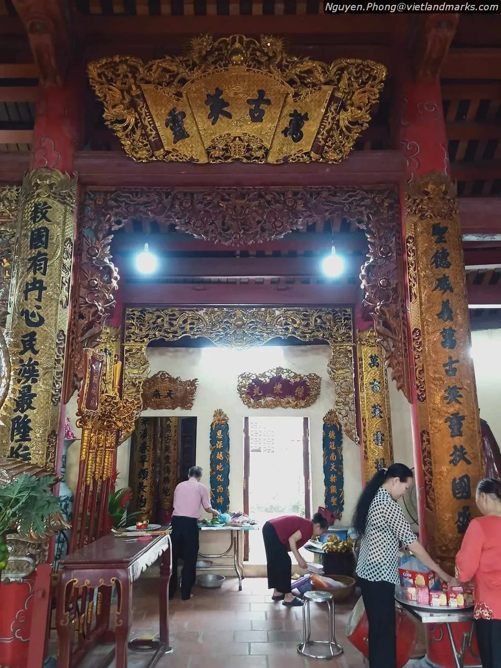 Bên trong Đình làng Văn Xá