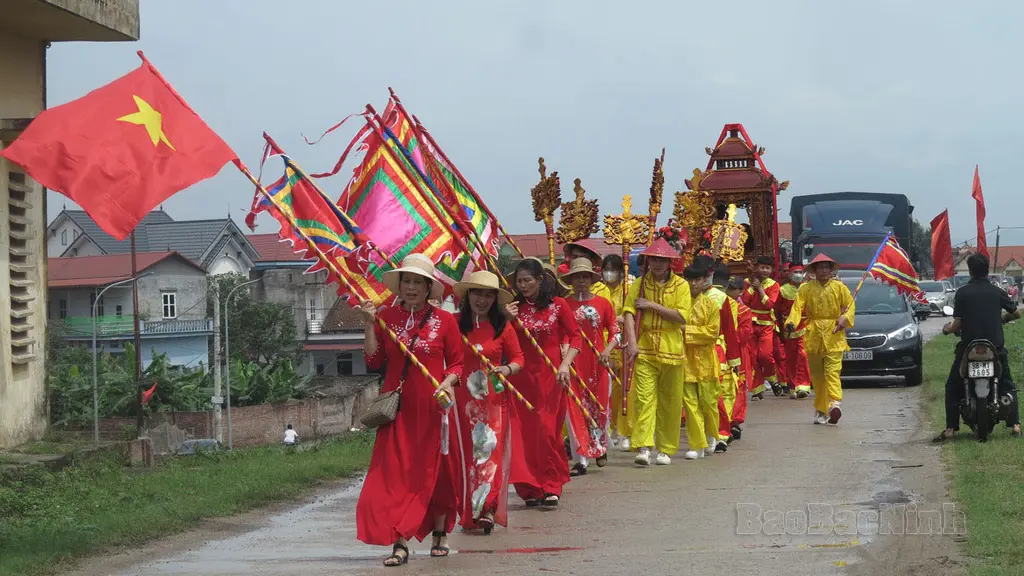 Các làng rước kiệu lên đền tại Lễ hội Cao Lỗ Vương