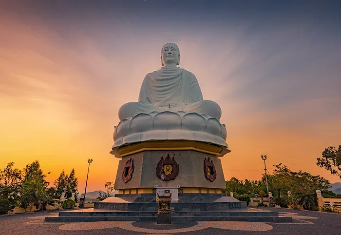 Tượng Phật Thích Ca Mâu Ni tại Chùa Long Sơn