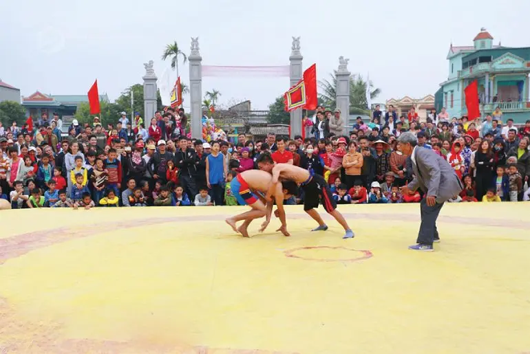 Hai đô vật trong trận chiến tại Lễ hội Vật Võ Liễu Đôi