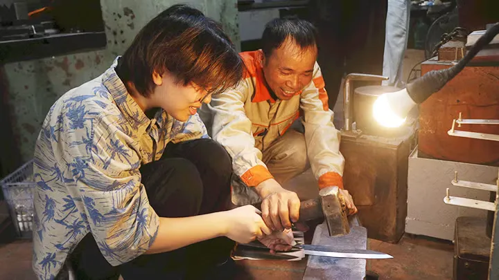 Qua dự án “Bén Lửa”, ngày càng nhiều bạn trẻ đến xưởng rèn Lê Lâm để trải nghiệm