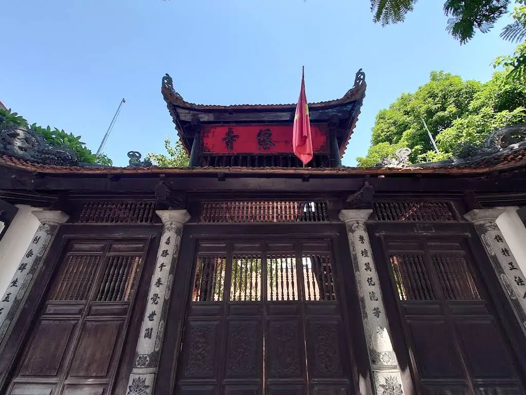 Cổng tam quan Chùa Chân Tiên
