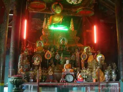 Bên trong Chùa Bãi Xàu