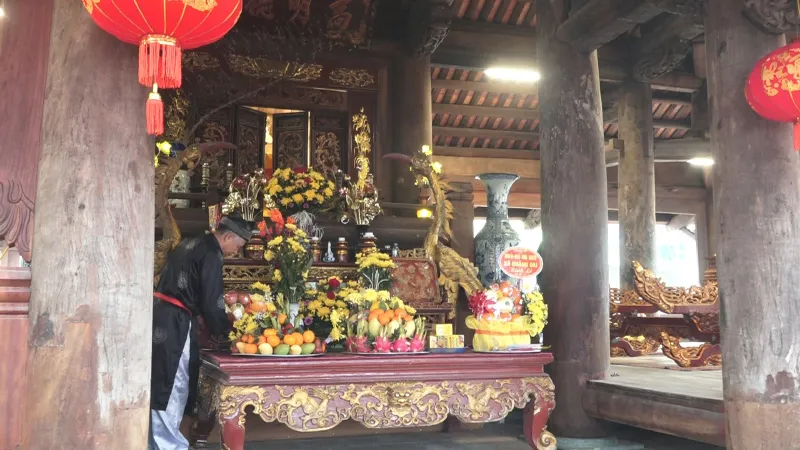 Gian thờ bên trong Đình Lai Bồ