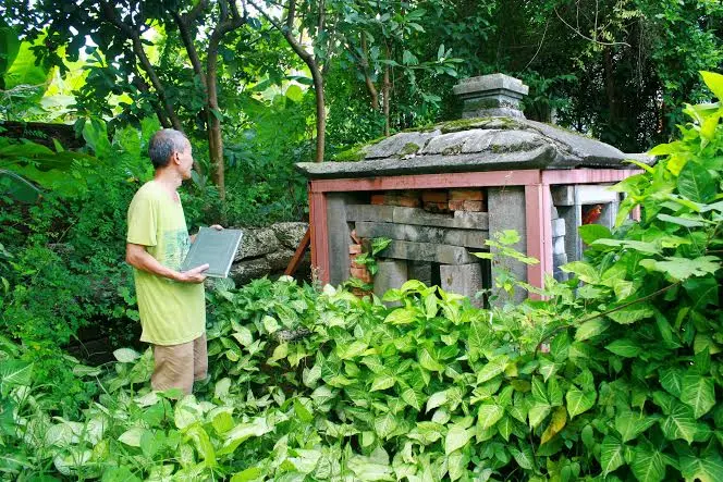 Khu mộ phần tại Lăng đá Lại Yên