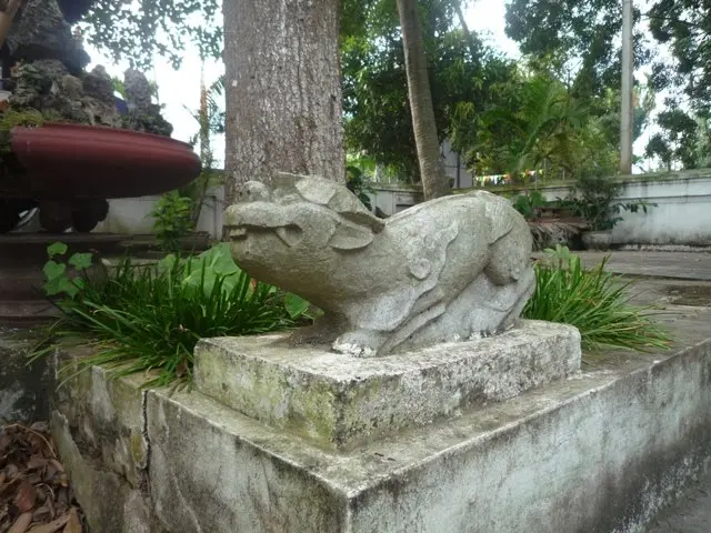 Linh thú trước Đền Hát Môn