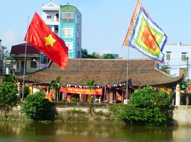 Cảnh quan bên ngoài Đình Là