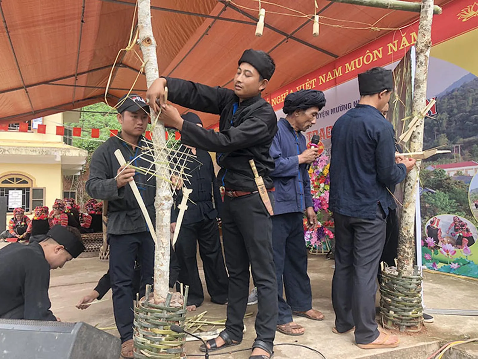Đàn ông Hà Nhì trang trí cột đầu bản làm Lễ Gà Ma Thu