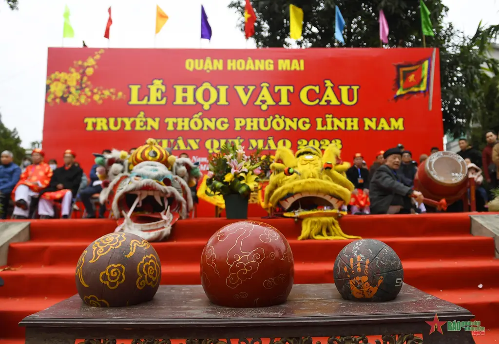 Các quả cầu son tại Hội Vật cầu làng Thúy Lĩnh