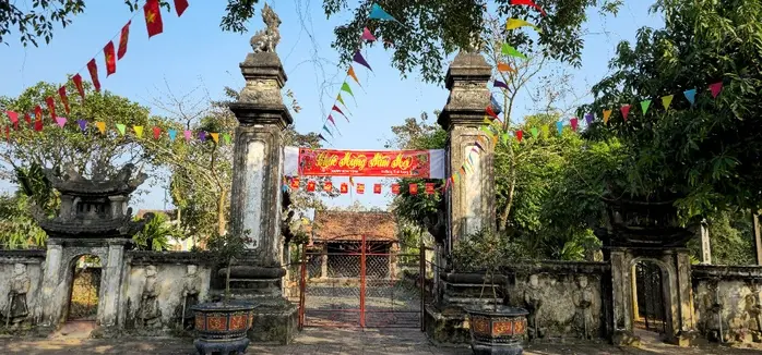 Cổng Đền Cả Tổng Du Đồng