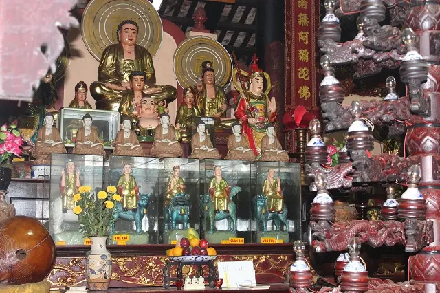 Bên trong Chùa Phụng Sơn