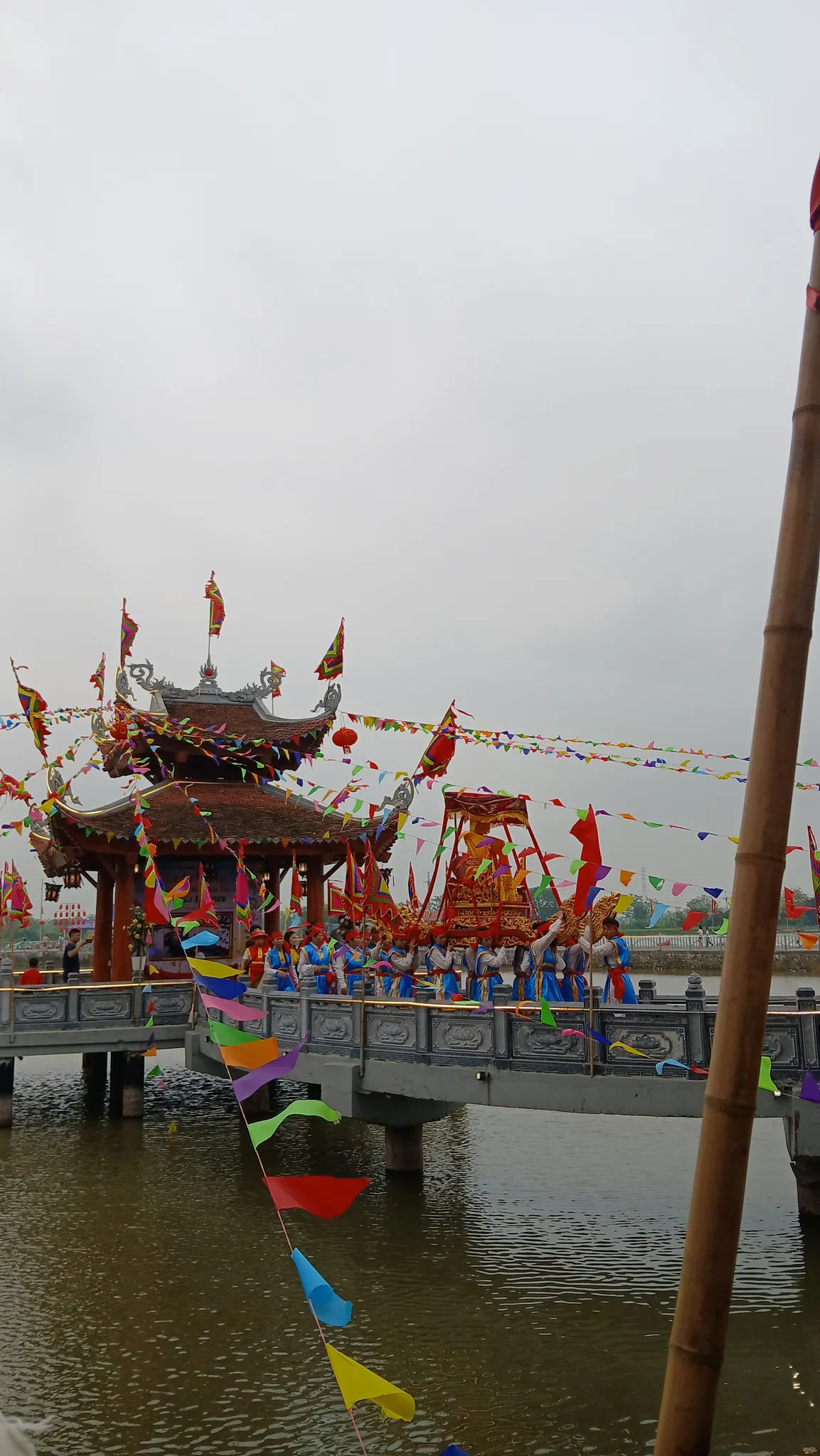 Đoàn rước kiệu Thánh đi ra Thủy Đình làng Thái Hòa