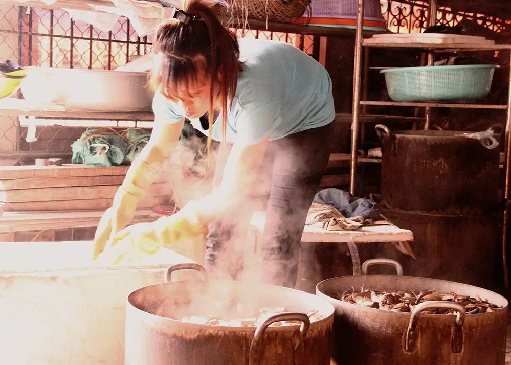 Công đoạn hấp bánh gai