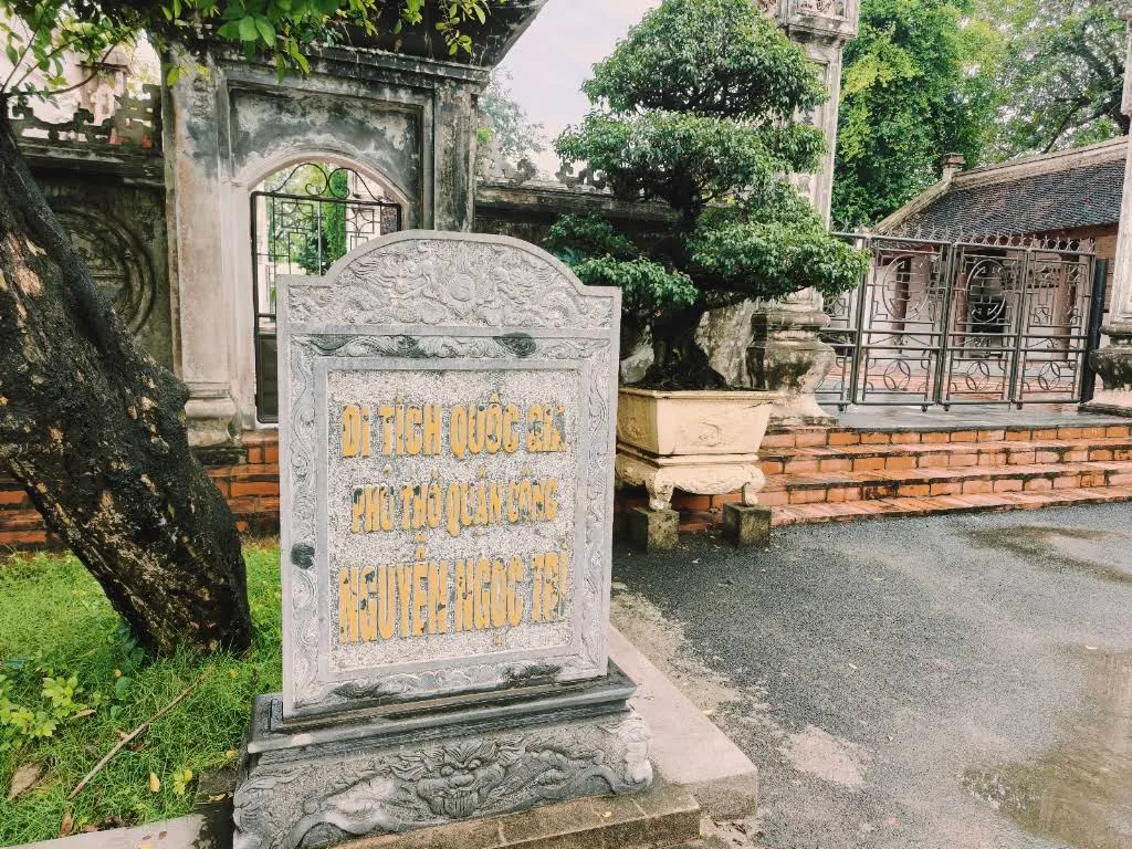 Biển tên di tích Phủ thờ Nguyễn Ngọc Trì