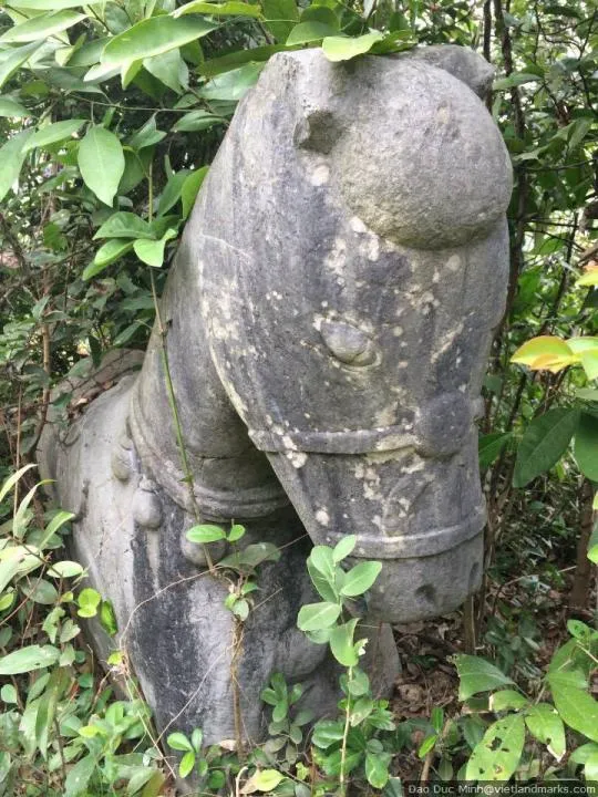 Ngựa đá tại Lăng Quận công Nguyễn Bá Liêu