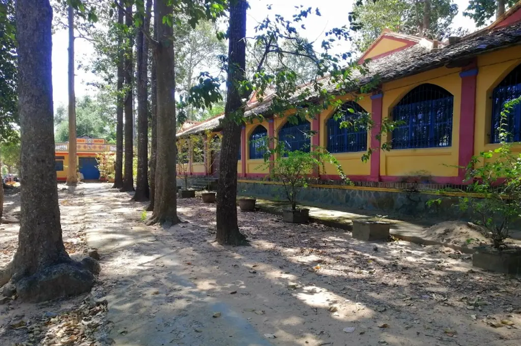 Khuôn viên Đình Phú Lễ