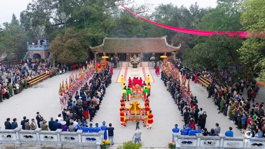 Quang cảnh lễ dâng hương Lễ hội đền Mẫu Âu Cơ