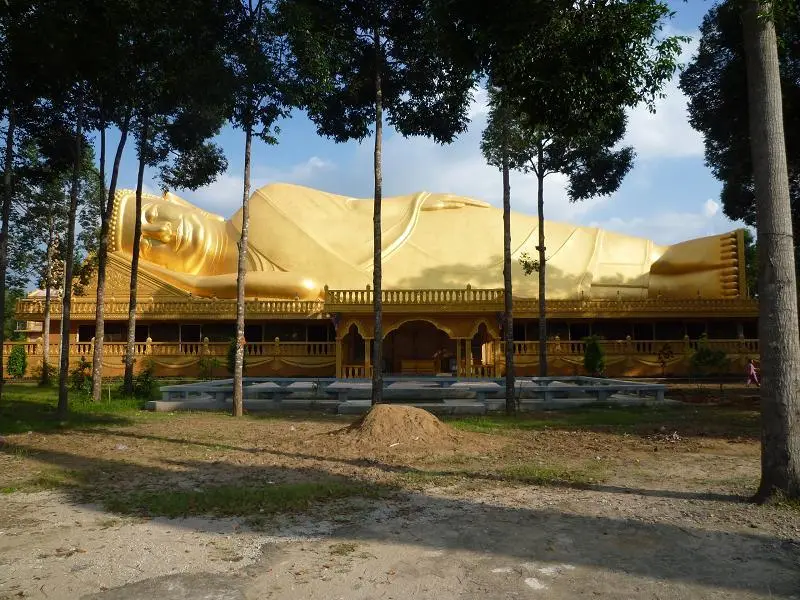 Tượng Phật nằm tại Chùa Vàm Ray