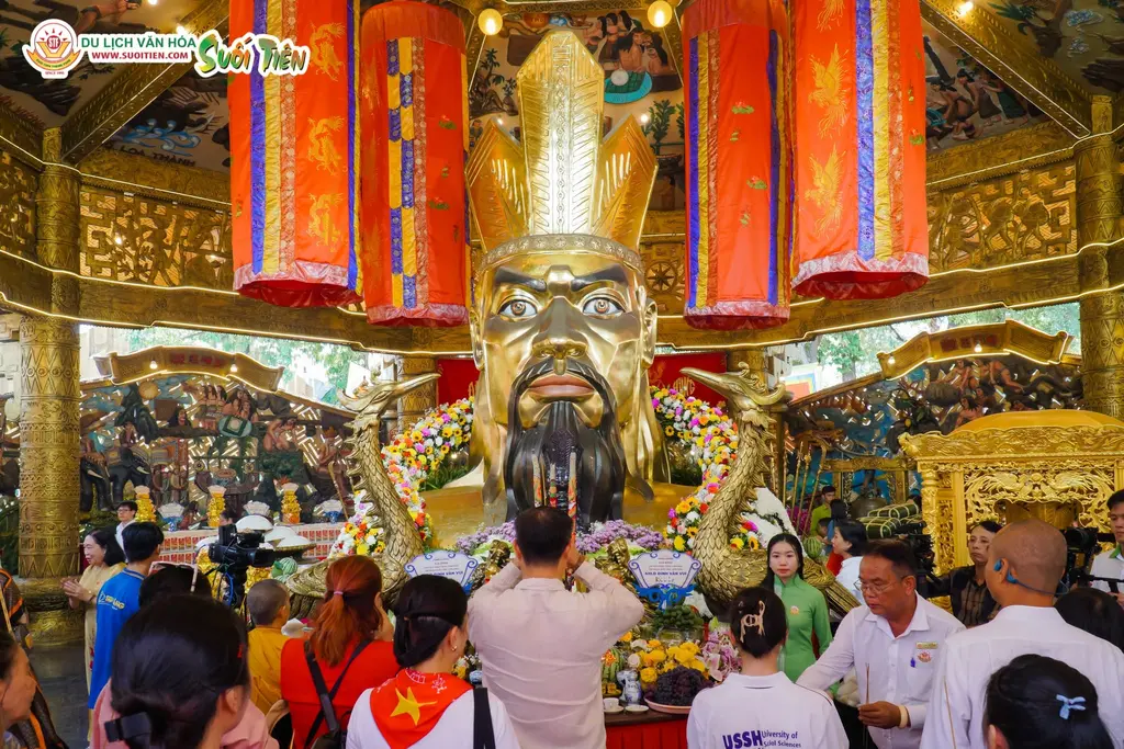 Người dân dâng hương tưởng nhớ tại Lễ hội Giỗ Tổ Hùng Vương