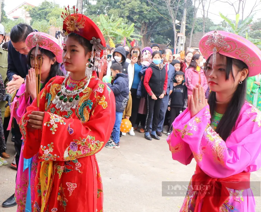 Công chúa Ngọc Hoa thắp hương, lễ tế tại Lễ hội rước Chúa Gái