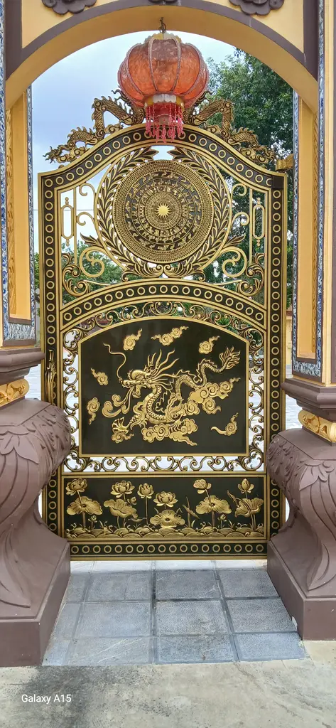 Cửa nhỏ bên trái cổng đình làng Yên Lộ