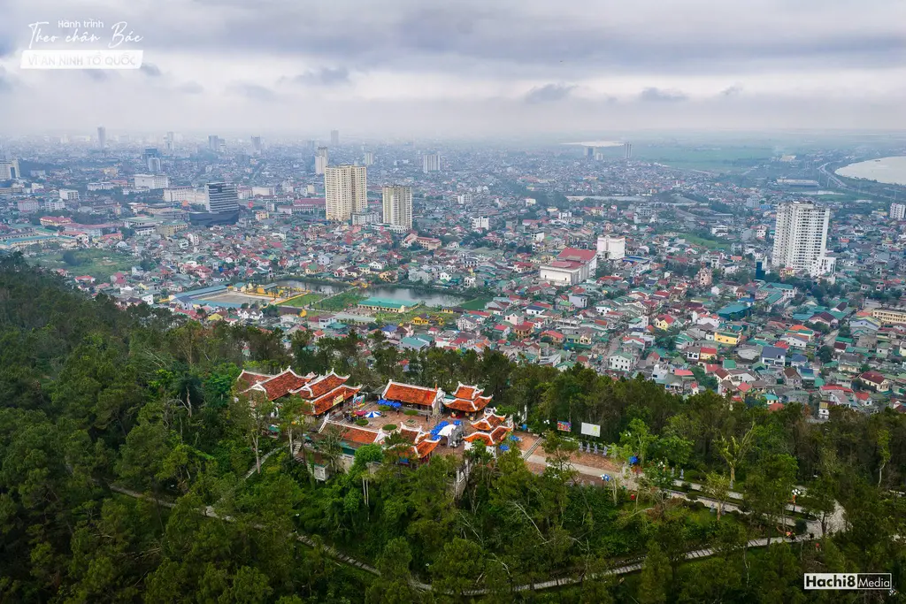 Núi Quyết Và Phượng Hoàng Trung Đô nhìn từ xa