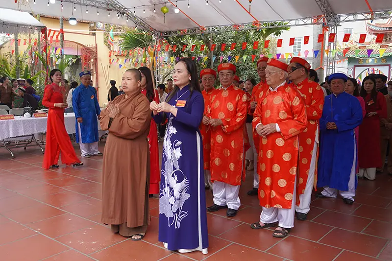 Cán bộ, Nhân dân địa phương và tăng ni, phật tử dâng hương tại lễ hội Nghè Cả