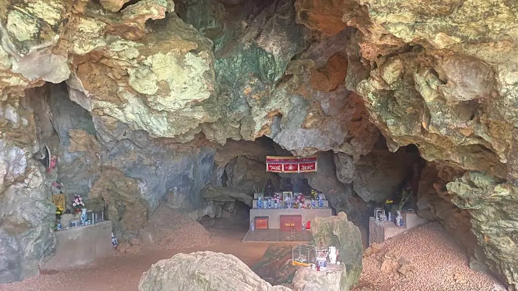 Cảnh quan bên trong di tích Chùa Cây Khế
