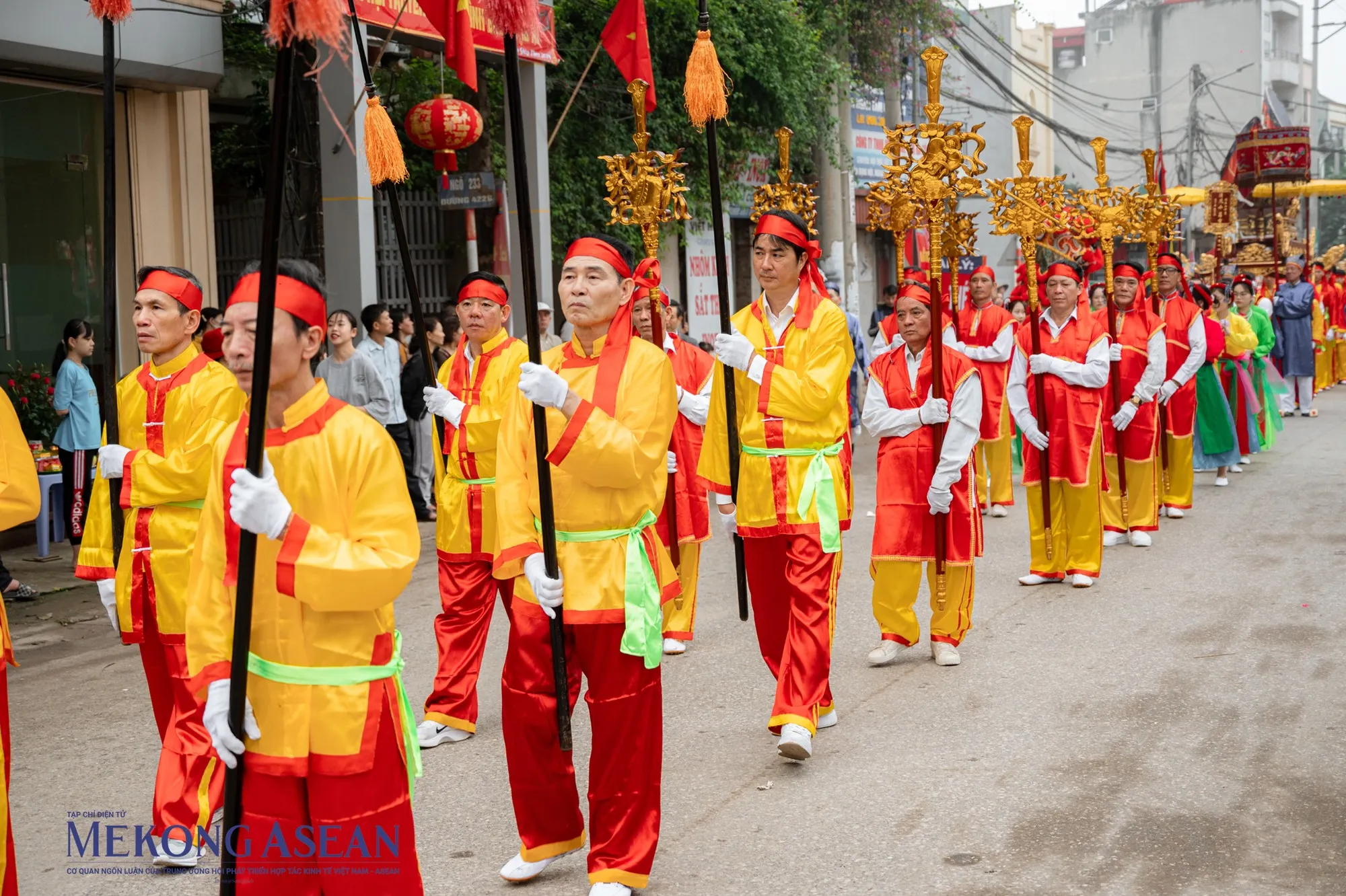 Đoàn rước tại Hội làng Hậu Ái