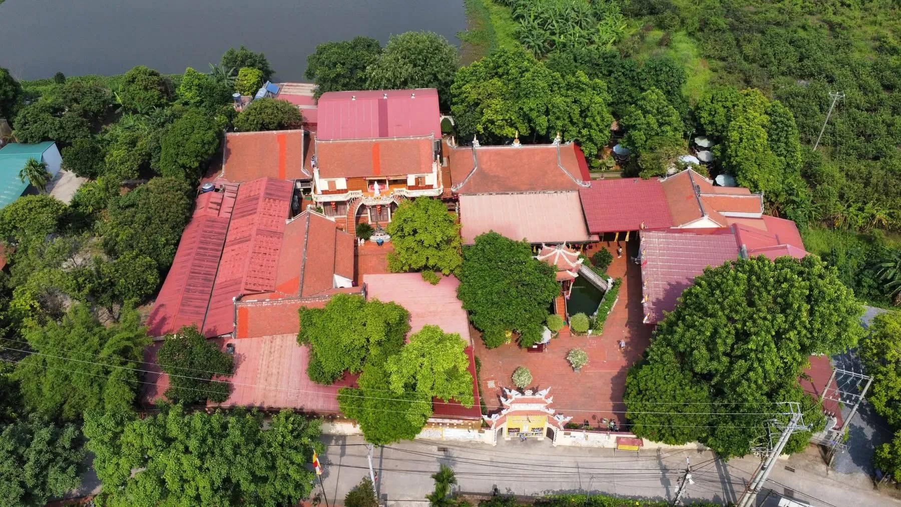 Di tích Chùa Đông Dư Hạ (Phù Quang Tự) nhìn từ trên cao