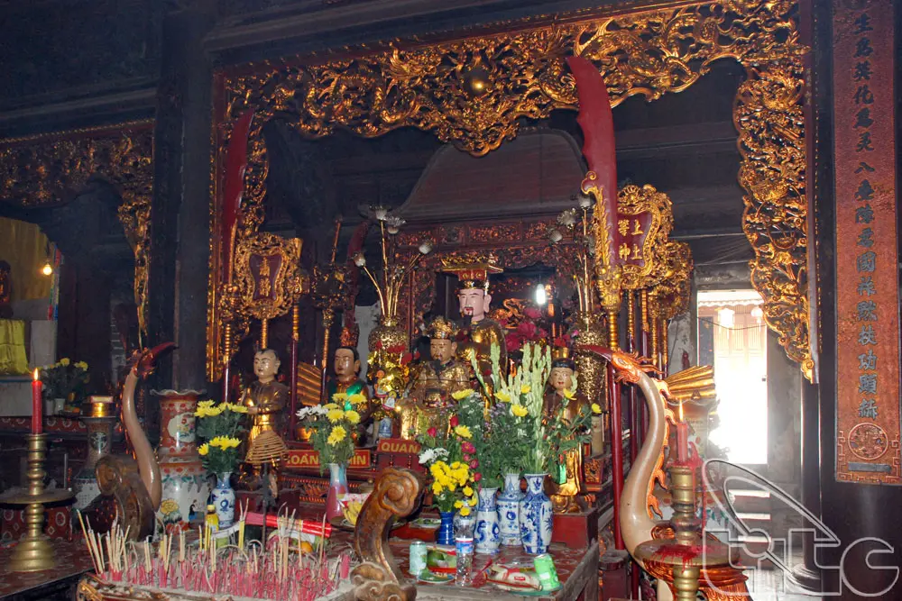 Ban thờ bên trong Đền Cờn