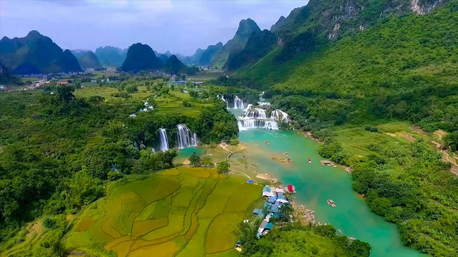 Thác Bản Giốc nhìn từ xa
