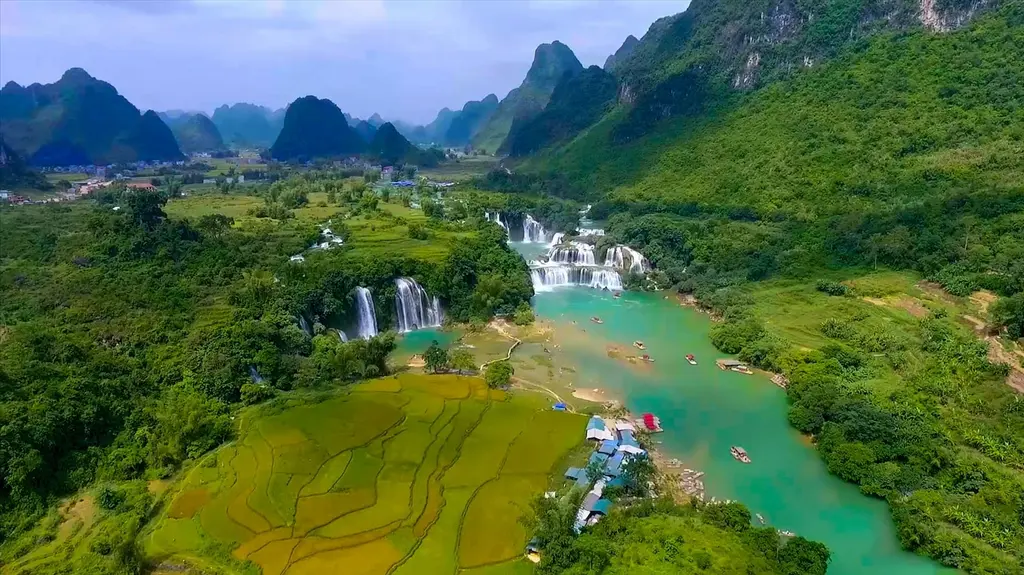 Thác Bản Giốc nhìn từ xa