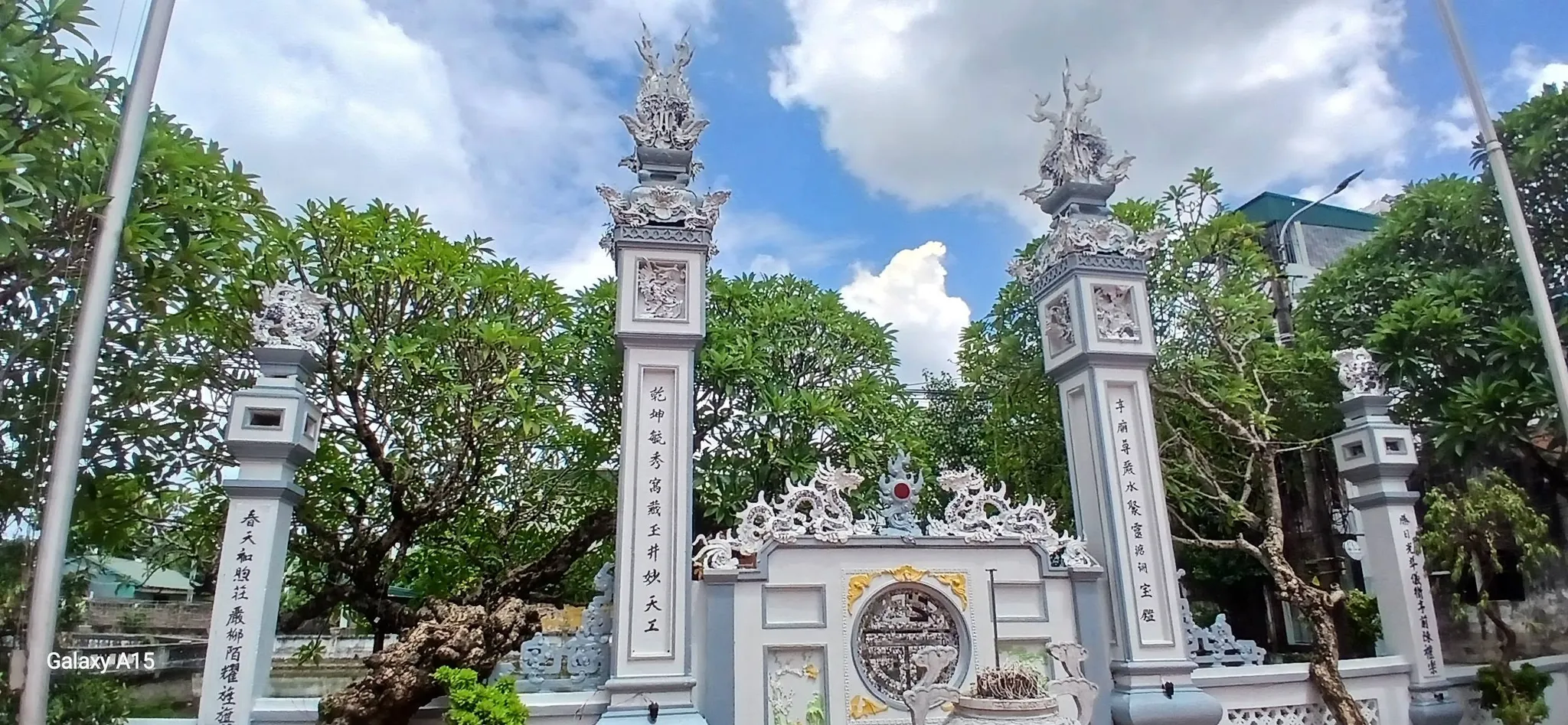 Tứ trụ và bình phong đình làng Chúc Sơn